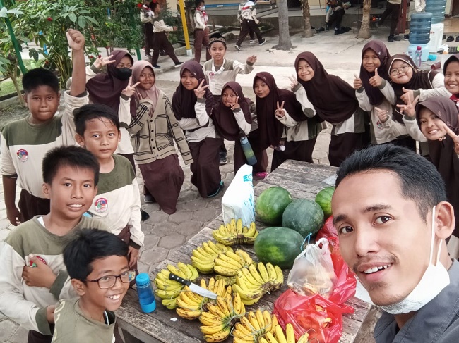 Adab Bergaul Dengan Teman