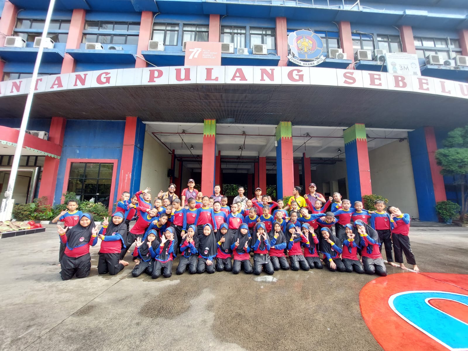 Siswa kelas 3 SDIT Samba Taruma kunjungi kantor Damkar Jakarta Utara